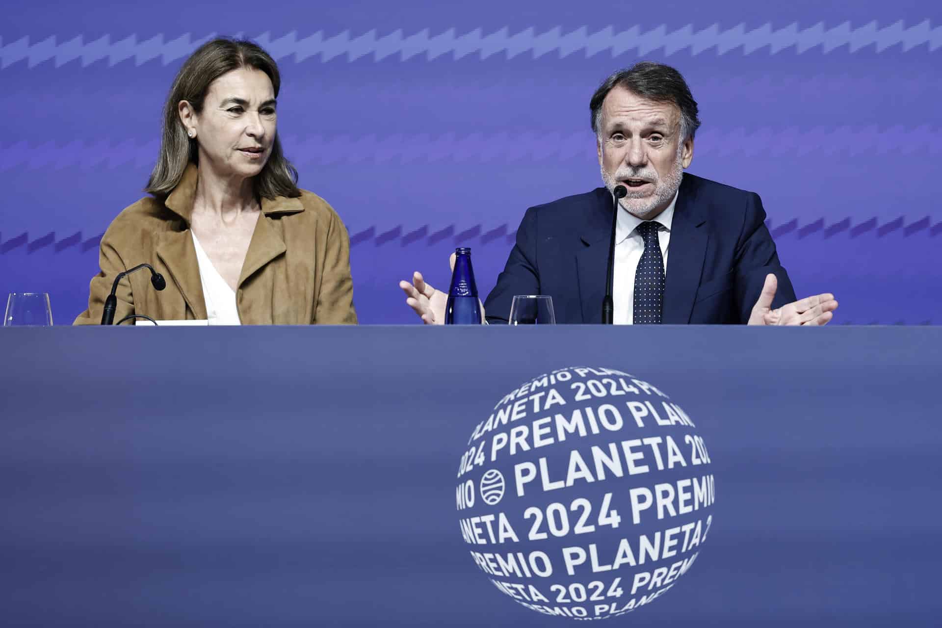 El presidente del Grupo Planeta, José Creuheras, y la presidenta del jurado, Carmen Posadas, durante la rueda de prensa de presentación del LXXIII Premio Planeta que se entregará mañana en una gala en Barcelona. EFE/Andreu Dalmau