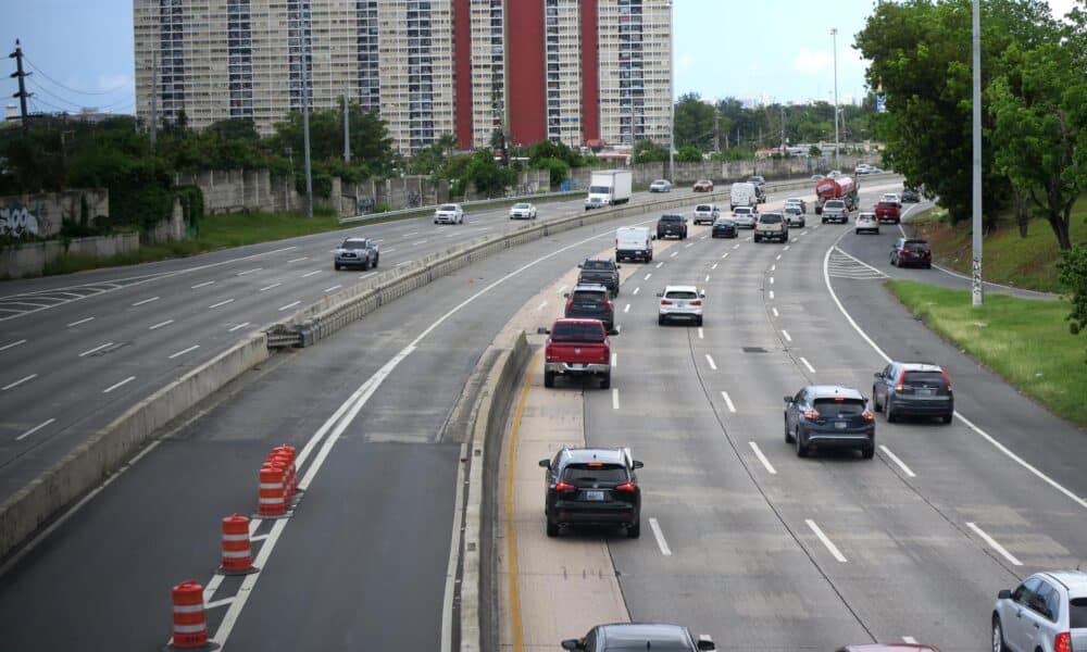 Vista de una autovía con varios autos en San Juan, Puerto Rico. Archivo. EFE/Jorge Muñiz