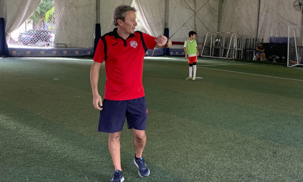 El entrenador español Paco Araújo durante un entrenamiento de fútbol con niños en Hazmieh, a las afueras de Beirut, el 13 de octubre de 2024. EFE/Noemí Jabois