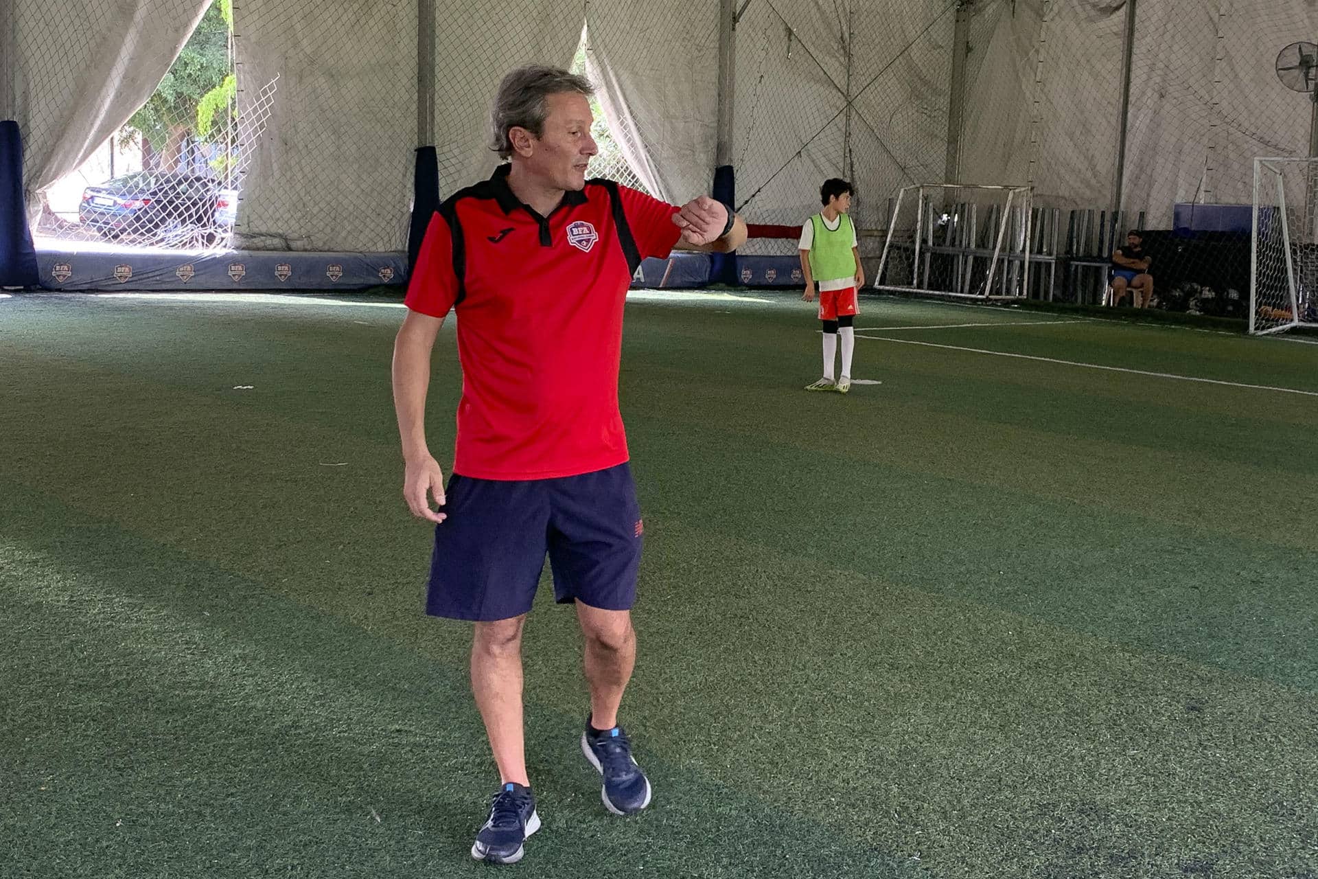 El entrenador español Paco Araújo durante un entrenamiento de fútbol con niños en Hazmieh, a las afueras de Beirut, el 13 de octubre de 2024. EFE/Noemí Jabois