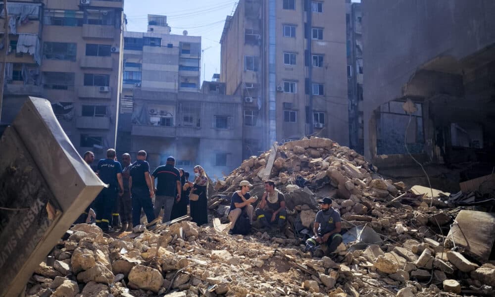 Escombros de un edificio colapsado tras un ataque de Israel en un barrio de Beirut. EFE/ Isaac J Martin