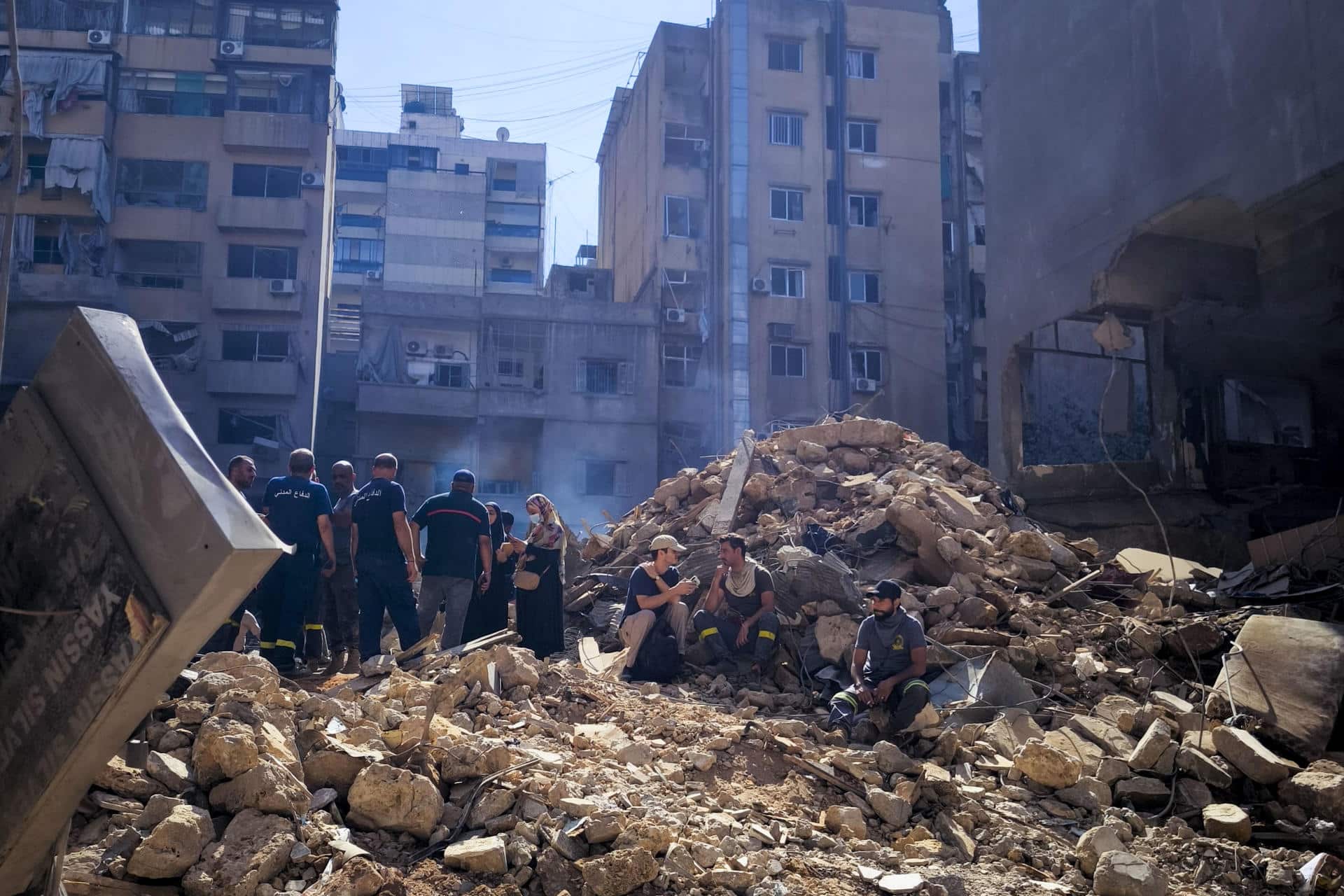 Escombros de un edificio colapsado tras un ataque de Israel en un barrio de Beirut. EFE/ Isaac J Martin