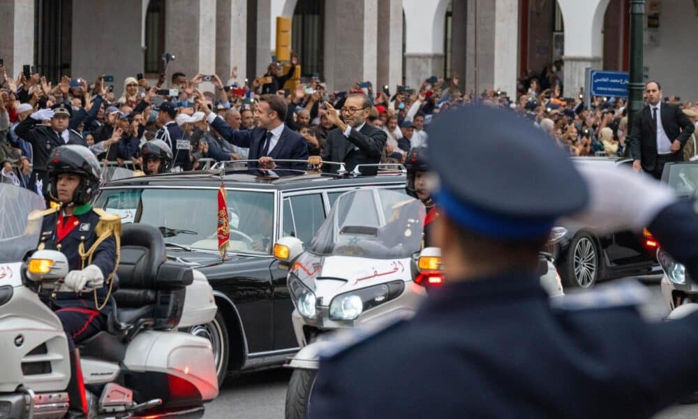 El rey de Marruecos, Mohammed VI (centro-derecha), y el presidente francés, Emmanuel Macron (centro-izquierda), saludan a la multitud mientras viajan en un automóvil abierto por una carretera en Rabat, Marruecos, el 28 de octubre de 2024. El presidente francés, Emmanuel Macron, se encuentra en Rabat para una visita de Estado de tres días por invitación del rey Mohammed VI. La visita pretende marcar una nueva ambición para los próximos 30 años en la relación franco-marroquí, según el Palacio del Elíseo. (Francia, Marruecos) EFE/EPA/JALAL MORCHIDI