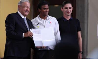 Fotografía de archivo donde aparecen el expresidente de México, Andrés Manuel López Obrador (i), la judoka Prisca Awiti (c), y la exdirectora de la Comisión Nacional del Deporte de México (Conade), Ana Gabriela Guevara (d). EFE/Sáshenka Gutiérrez