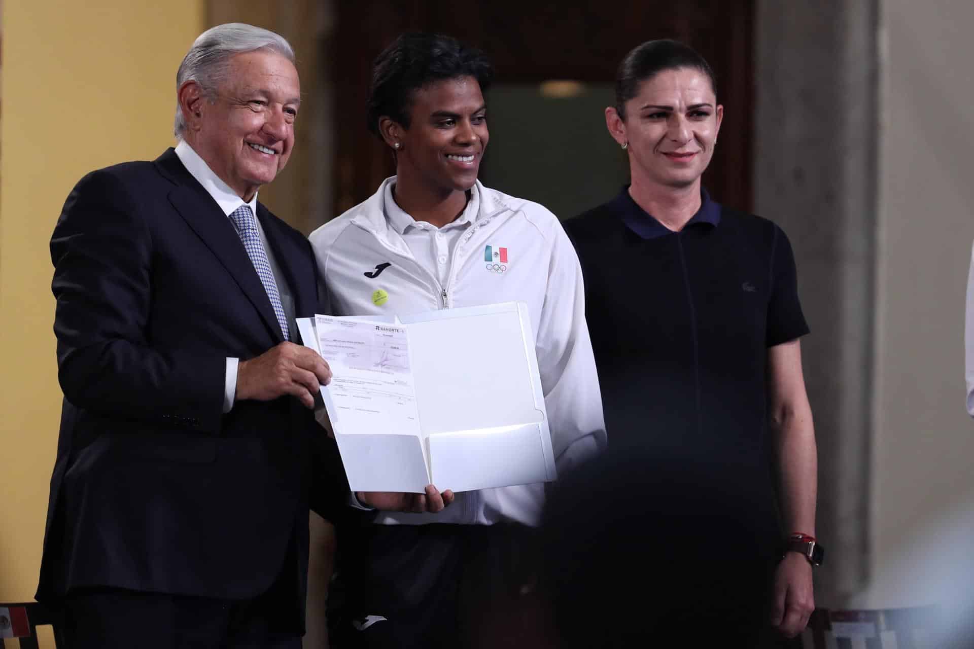 Fotografía de archivo donde aparecen el expresidente de México, Andrés Manuel López Obrador (i), la judoka Prisca Awiti (c), y la exdirectora de la Comisión Nacional del Deporte de México (Conade), Ana Gabriela Guevara (d). EFE/Sáshenka Gutiérrez