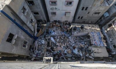 Gaza (EFE). Ruinas de un bloque de viviendas en un campo de refugiados de Gaza bombardeado por el ejército israelí. EFE/EPA/MOHAMMED SABER