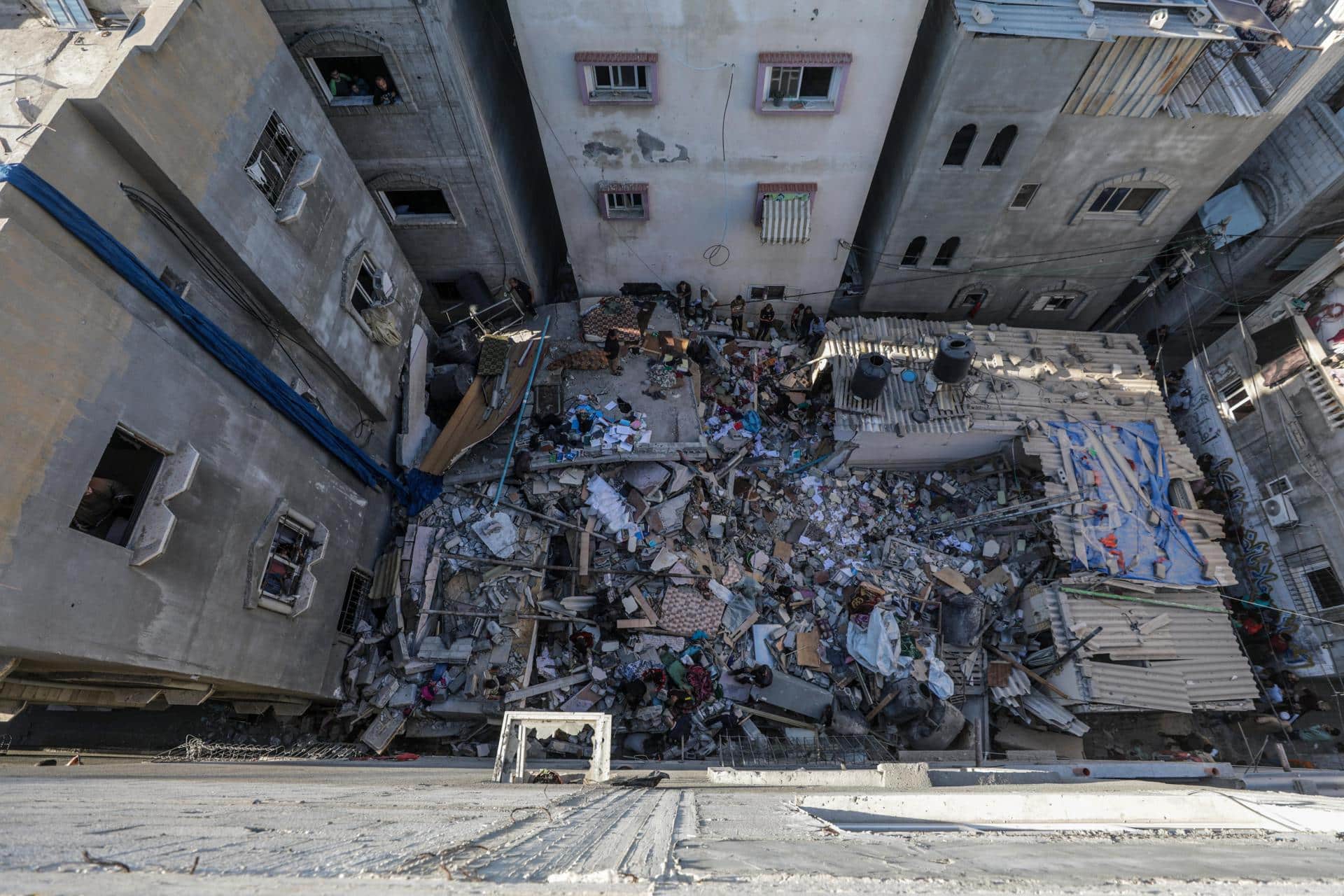 Gaza (EFE). Ruinas de un bloque de viviendas en un campo de refugiados de Gaza bombardeado por el ejército israelí. EFE/EPA/MOHAMMED SABER