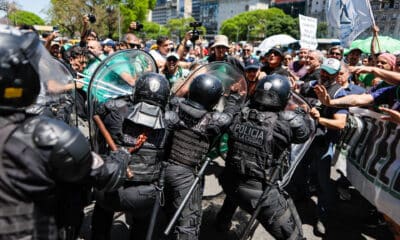 Un grupo de personas se enfrenta a la Policía durante una marcha de miembros de la Asociación Trabajadores del Estado (ATE), este martes, en Buenos Aires (Argentina). EFE/ Juan Ignacio Roncoroni