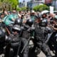 Un grupo de personas se enfrenta a la Policía durante una marcha de miembros de la Asociación Trabajadores del Estado (ATE), este martes, en Buenos Aires (Argentina). EFE/ Juan Ignacio Roncoroni