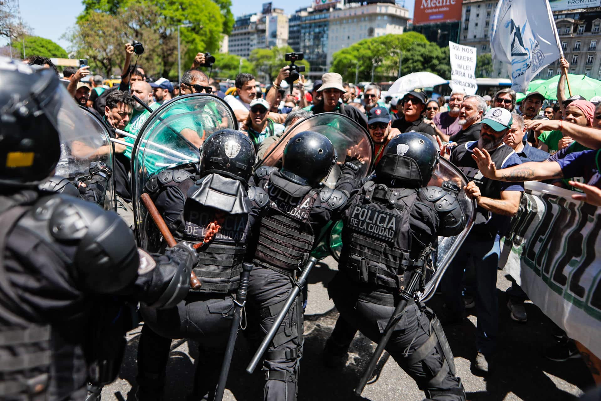 Un grupo de personas se enfrenta a la Policía durante una marcha de miembros de la Asociación Trabajadores del Estado (ATE), este martes, en Buenos Aires (Argentina). EFE/ Juan Ignacio Roncoroni