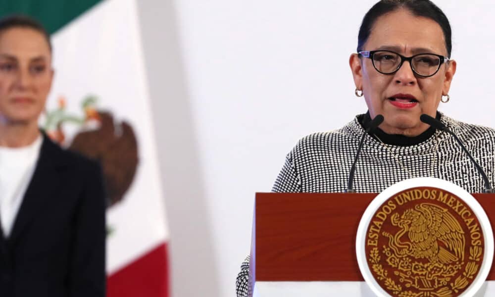 La secretaria de Gobernación, Rosa Icela Rodríguez, habla durante su participación en la rueda de prensa de la presidenta de México, Claudia Sheinbaum, este viernes, en el Palacio Nacional de la Ciudad de México (México). EFE/ Mario Guzmán