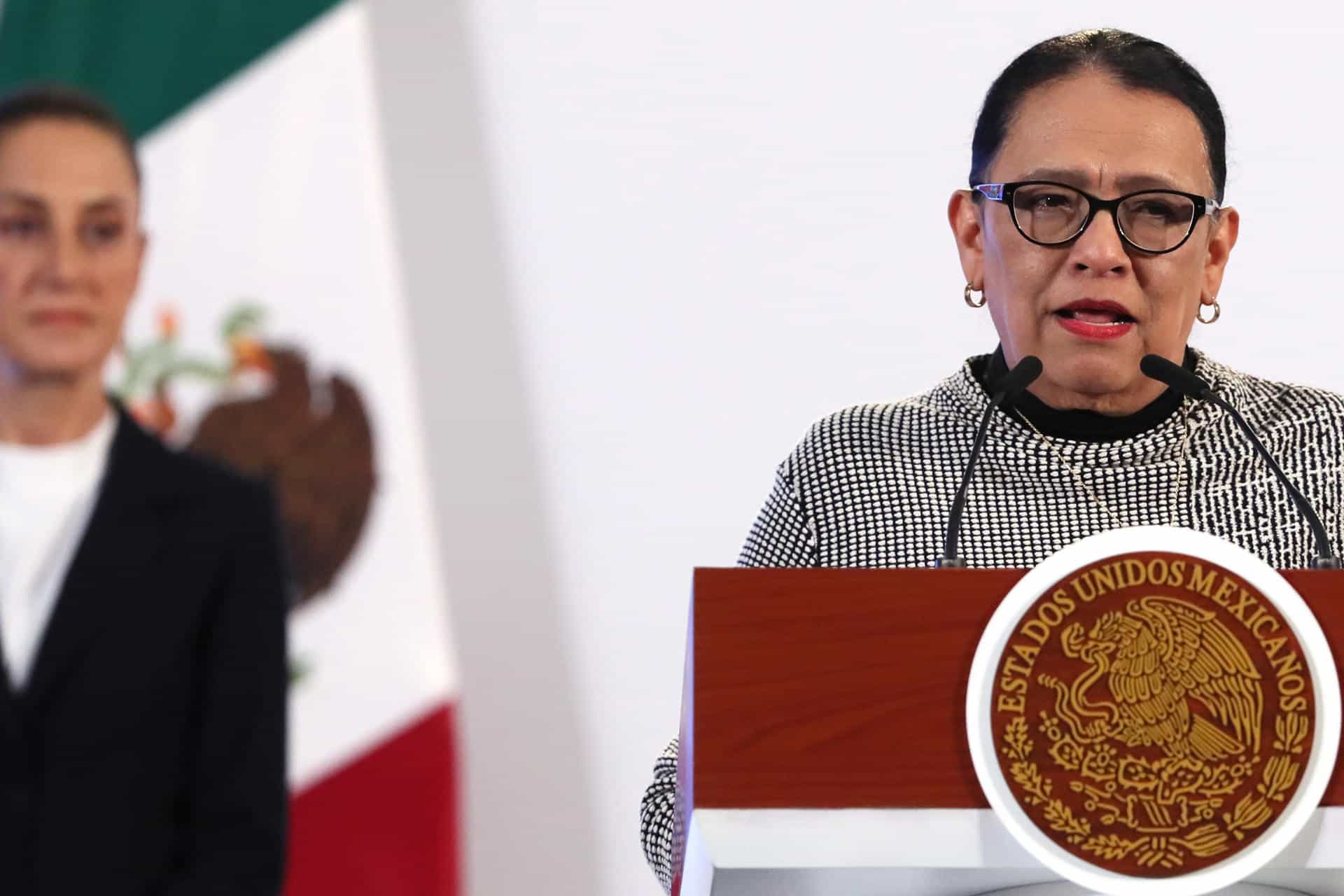 La secretaria de Gobernación, Rosa Icela Rodríguez, habla durante su participación en la rueda de prensa de la presidenta de México, Claudia Sheinbaum, este viernes, en el Palacio Nacional de la Ciudad de México (México). EFE/ Mario Guzmán