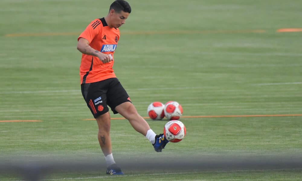 El jugador colombiano James Rodríguez patea un balón durante un entrenamiento este lunes en Cochabamba (Bolivia). EFE/Jorge Ábrego