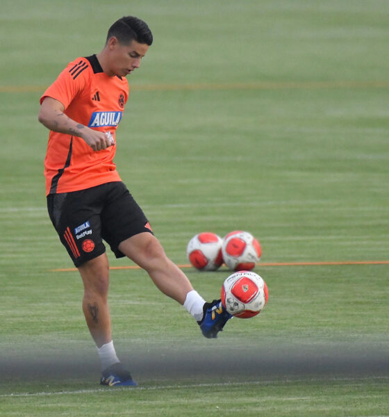 El jugador colombiano James Rodríguez patea un balón durante un entrenamiento este lunes en Cochabamba (Bolivia). EFE/Jorge Ábrego