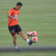 El jugador colombiano James Rodríguez patea un balón durante un entrenamiento este lunes en Cochabamba (Bolivia). EFE/Jorge Ábrego