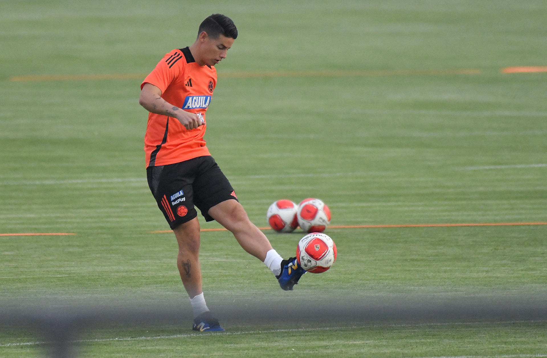 El jugador colombiano James Rodríguez patea un balón durante un entrenamiento este lunes en Cochabamba (Bolivia). EFE/Jorge Ábrego