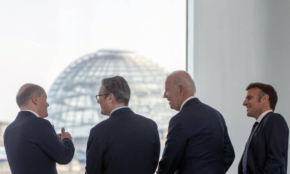 (De izq. a der.) El canciller alemán Olaf Scholz, el primer ministro británico Keir Starmer, el presidente estadounidense Joe Biden y el presidente francés Emmanuel Macron hablan durante una reunión conjunta frente al edificio del Reichstag en Berlín, Alemania, el 18 de octubre de 2024. Biden realizará una visita a Alemania del 17 al 18 de octubre de 2024 para asistir a una ceremonia de la Orden del Mérito y reunirse con la canciller alemana, el primer ministro británico y el presidente francés. (Alemania) EFE/EPA/CHRIS EMIL JANSSEN/POOL