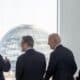 (De izq. a der.) El canciller alemán Olaf Scholz, el primer ministro británico Keir Starmer, el presidente estadounidense Joe Biden y el presidente francés Emmanuel Macron hablan durante una reunión conjunta frente al edificio del Reichstag en Berlín, Alemania, el 18 de octubre de 2024. Biden realizará una visita a Alemania del 17 al 18 de octubre de 2024 para asistir a una ceremonia de la Orden del Mérito y reunirse con la canciller alemana, el primer ministro británico y el presidente francés. (Alemania) EFE/EPA/CHRIS EMIL JANSSEN/POOL