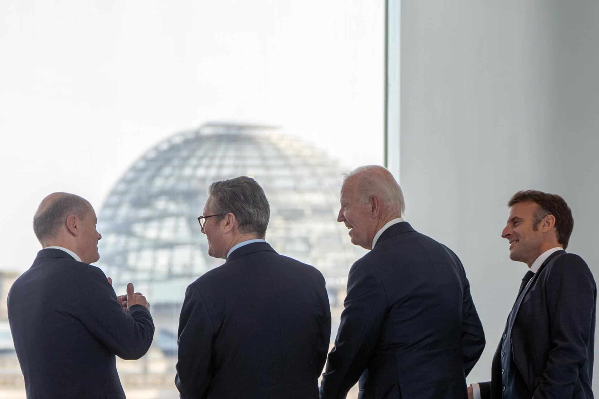 (De izq. a der.) El canciller alemán Olaf Scholz, el primer ministro británico Keir Starmer, el presidente estadounidense Joe Biden y el presidente francés Emmanuel Macron hablan durante una reunión conjunta frente al edificio del Reichstag en Berlín, Alemania, el 18 de octubre de 2024. Biden realizará una visita a Alemania del 17 al 18 de octubre de 2024 para asistir a una ceremonia de la Orden del Mérito y reunirse con la canciller alemana, el primer ministro británico y el presidente francés. (Alemania) EFE/EPA/CHRIS EMIL JANSSEN/POOL