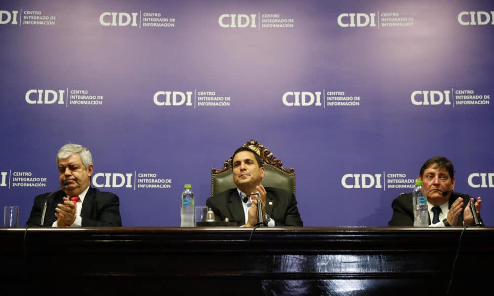 El presidente de la Asociación Paraguaya de Fútbol (APF), Robert Harrison (c); el ministro del Interior de Paraguay, Enrique Riera (i), y el agente fiscal Federico Delfino (d), en la rueda de prensa para presentar el Centro Integrado de Información (Cidi) en Asunción. EFE/ Juan Pablo Pino