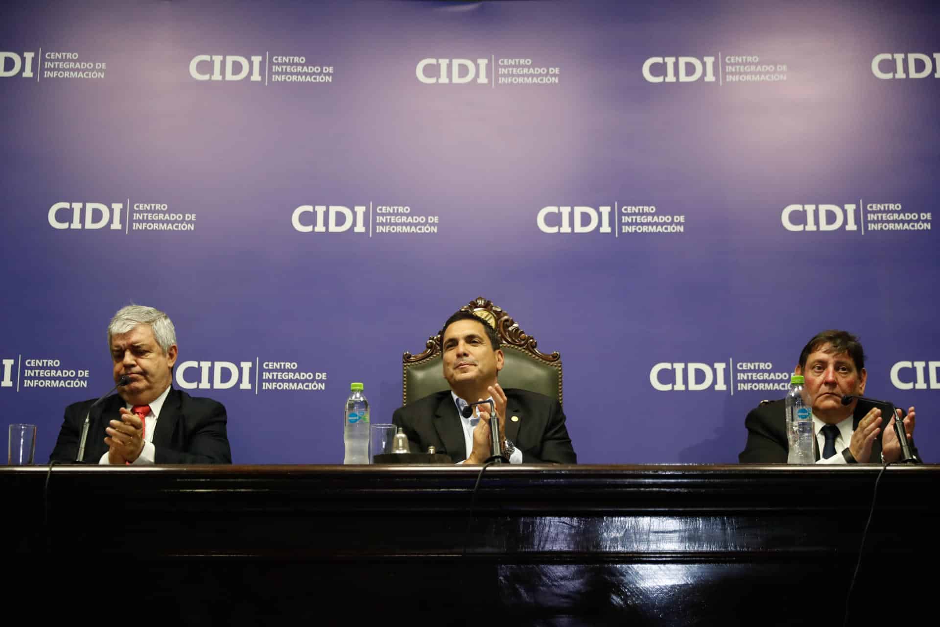 El presidente de la Asociación Paraguaya de Fútbol (APF), Robert Harrison (c); el ministro del Interior de Paraguay, Enrique Riera (i), y el agente fiscal Federico Delfino (d), en la rueda de prensa para presentar el Centro Integrado de Información (Cidi) en Asunción. EFE/ Juan Pablo Pino