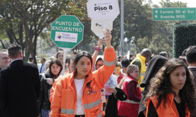 Personas participan en un simulacro de evacuación para medir la capacidad de respuesta ante un eventual terremoto o situación de emergencia este miércoles, en Bogotá (Colombia). Colombia lleva a cabo un simulacro nacional de respuesta a emergencias, un ejercicio anual que busca fortalecer la capacidad de respuesta ante desastres. EFE/ Carlos Ortega