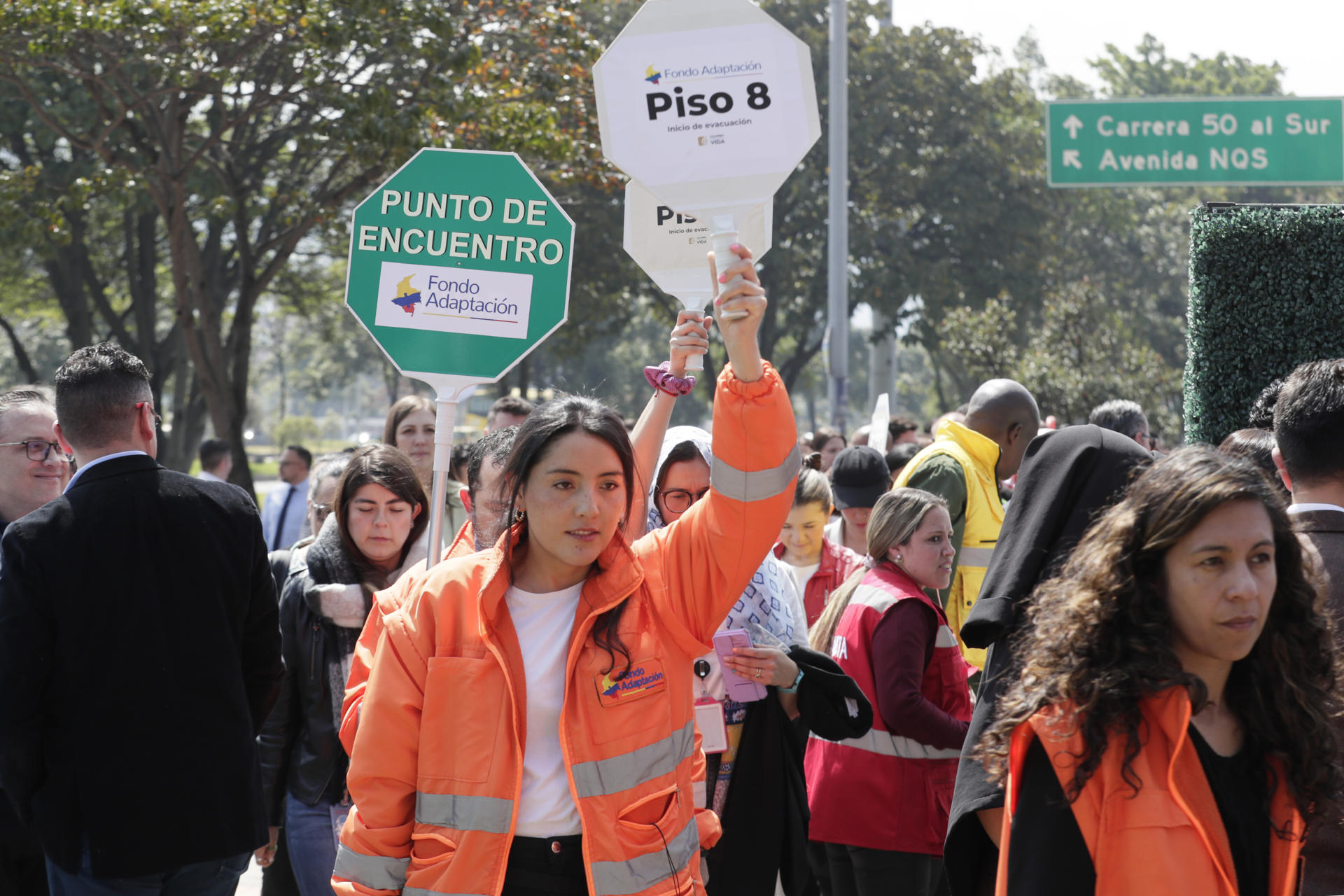 Personas participan en un simulacro de evacuación para medir la capacidad de respuesta ante un eventual terremoto o situación de emergencia este miércoles, en Bogotá (Colombia). Colombia lleva a cabo un simulacro nacional de respuesta a emergencias, un ejercicio anual que busca fortalecer la capacidad de respuesta ante desastres. EFE/ Carlos Ortega