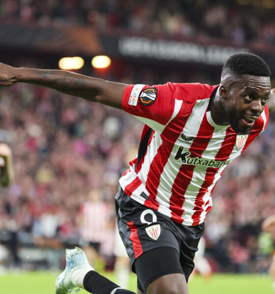 El delantero del Athletic Iñaki Williams celebra el gol conseguido ante el AZ Alkmaar, durante el partido de la Liga Europa que Athletic Club y AZ Alkmaar disputan este jueves en el estadio de San Mamés. EFE/Luis Tejido