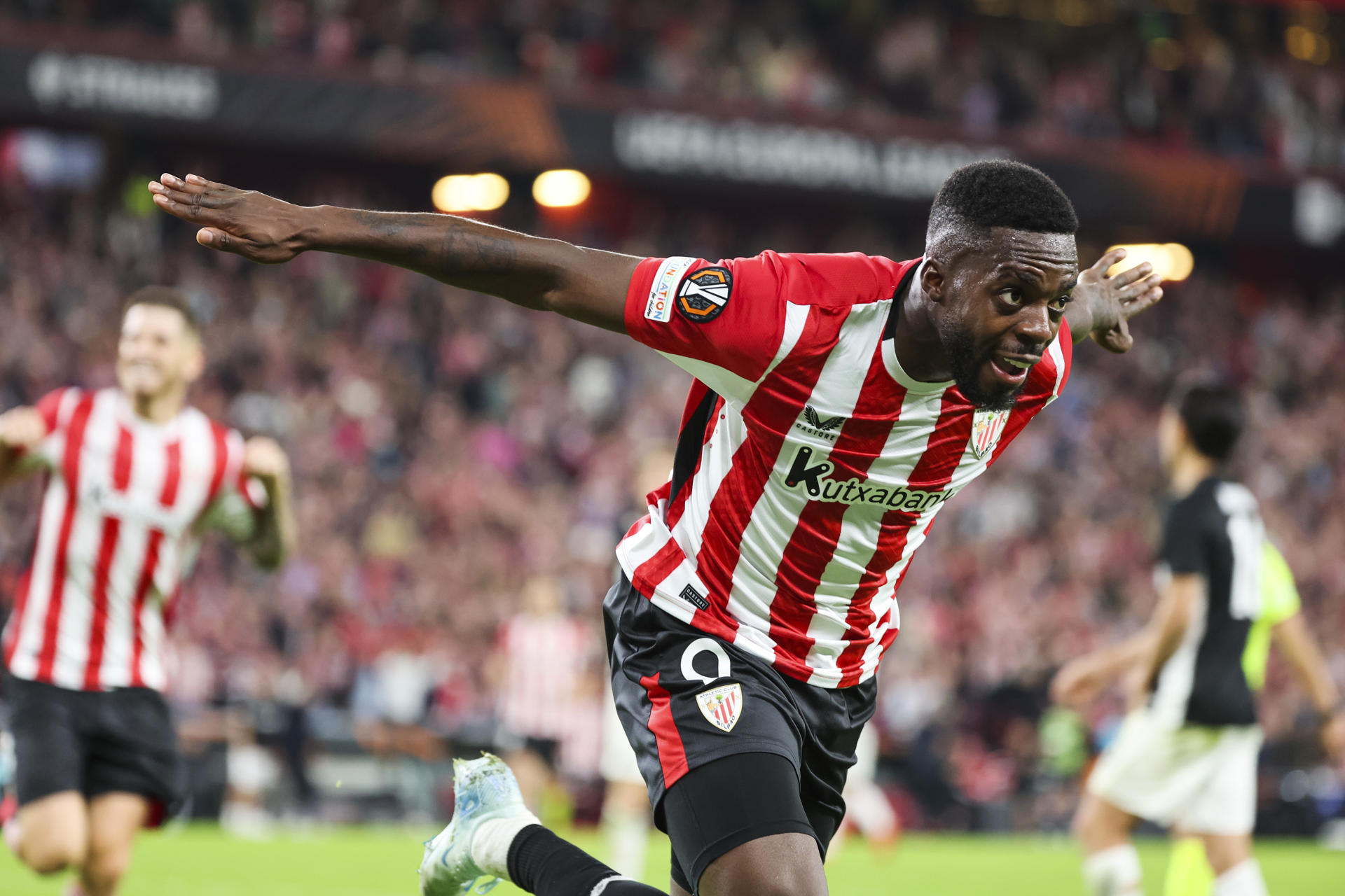 El delantero del Athletic Iñaki Williams celebra el gol conseguido ante el AZ Alkmaar, durante el partido de la Liga Europa que Athletic Club y AZ Alkmaar disputan este jueves en el estadio de San Mamés. EFE/Luis Tejido