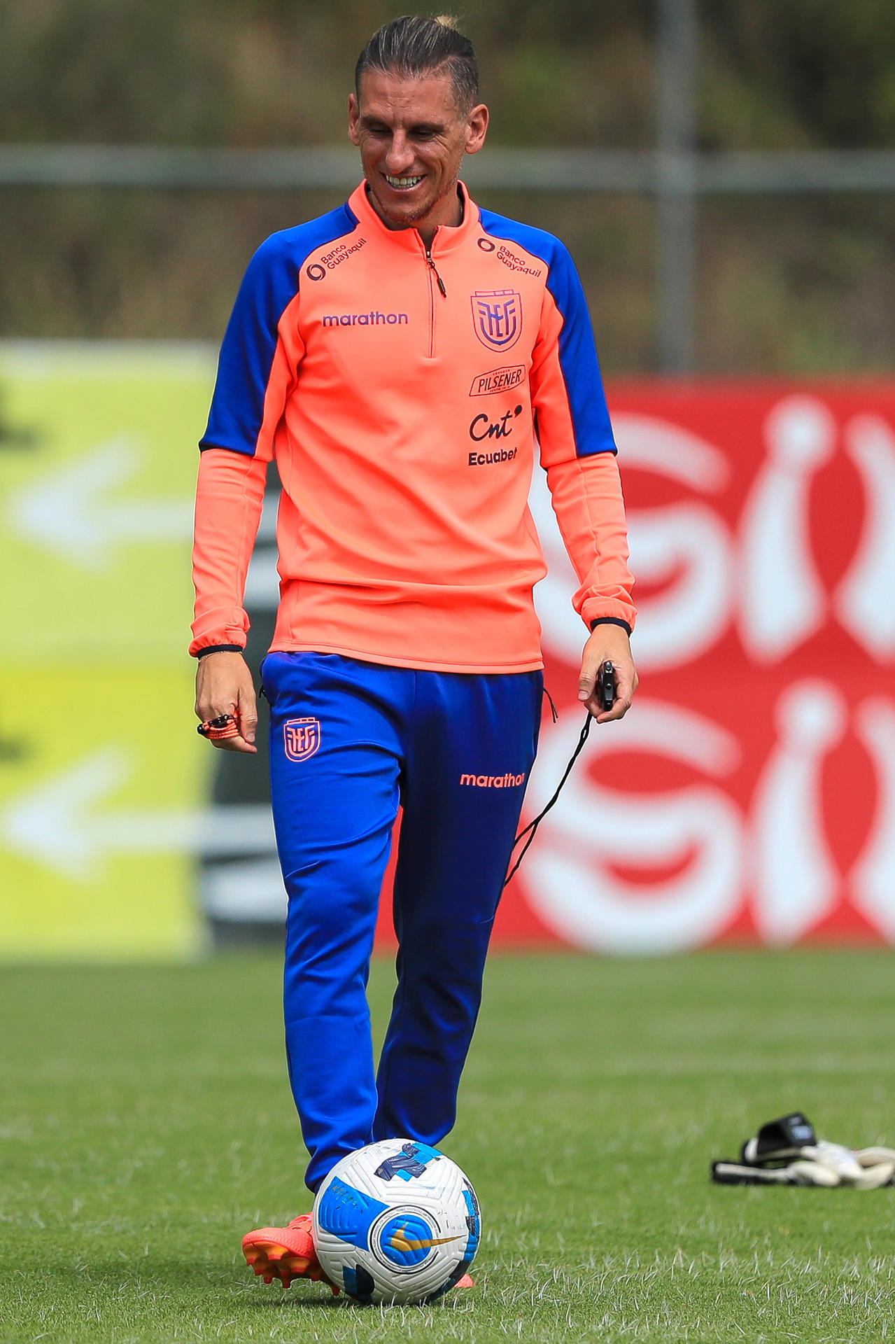 El entrenador argentino Sebastián Beccacece dirigió el 8 de octubre el último entrenamiento intensivo de la selección de Ecuador de cara al partido de este jueves en Quito contra la de Paraguay. EFE/ José Jácome