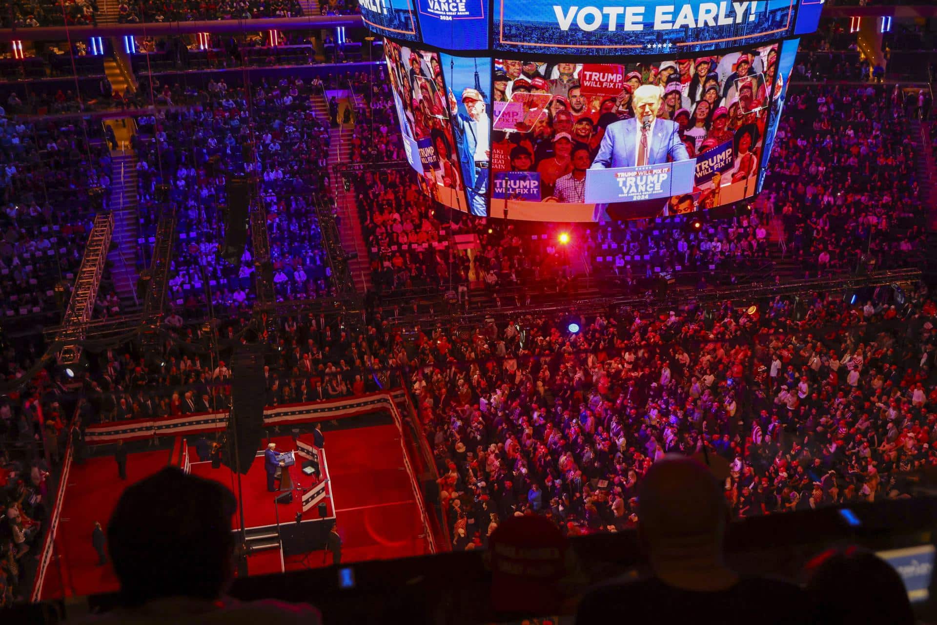 El candidato republicano a la presidencia estadounidense Donald Trump durante un acto electoral celebrado en el Madison Square Garden de Nueva York, Estados Unidos. EFE/ Sarah Yenesel