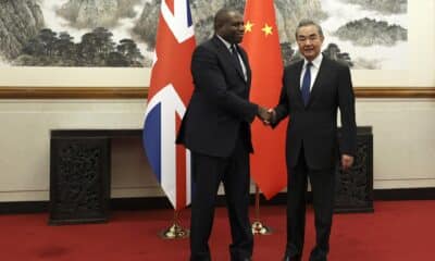 El ministro de Relaciones Exteriores de Gran Bretaña, David Lammy, y el ministro de Relaciones Exteriores de China, Wang Yi, se estrechan la mano antes de su reunión en la Casa de Huéspedes de Estado Diaoyutai en Beijing, China, el 18 de octubre de 2024. (Reino Unido) EFE/EPA/FLORENCIA LO/POOL