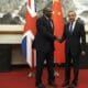 El ministro de Relaciones Exteriores de Gran Bretaña, David Lammy, y el ministro de Relaciones Exteriores de China, Wang Yi, se estrechan la mano antes de su reunión en la Casa de Huéspedes de Estado Diaoyutai en Beijing, China, el 18 de octubre de 2024. (Reino Unido) EFE/EPA/FLORENCIA LO/POOL