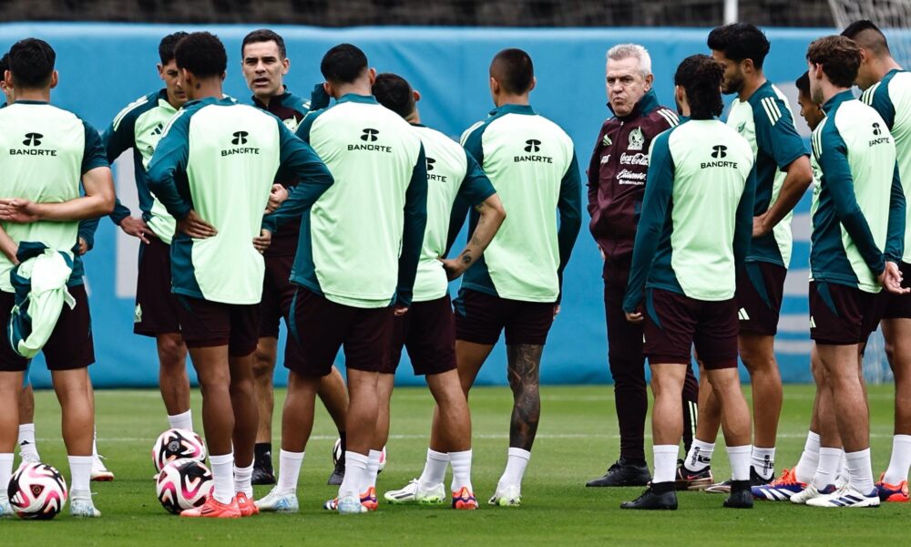 El entrenador de la selección mexicana de fútbol Javier Aguirre (4d), participa en un entrenamiento previo al amistoso contra Valencia en el Centro de Alto Rendimiento en Ciudad de México (México). EFE/Sáshenka Gutiérrez