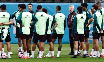 El entrenador de la selección mexicana de fútbol Javier Aguirre (4d), participa en un entrenamiento previo al amistoso contra Valencia en el Centro de Alto Rendimiento en Ciudad de México (México). EFE/Sáshenka Gutiérrez