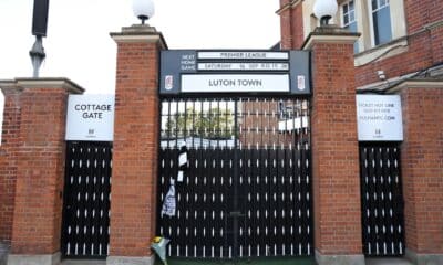 Flores y mensajes en las puertas del campo Craven Cottage del Fulham Football Club como homenaje a Mohamed Al Fayed en Londres, Gran Bretaña, 02 de septiembre 2023. El empresario egipcio Mohamed Al Fayed, uno de los antiguos propietarios del club, falleció el 30 de agosto de 2023. En una foto de archivo. (Egipto, Reino Unido, Londres) EFE/EPA/NEIL HALL