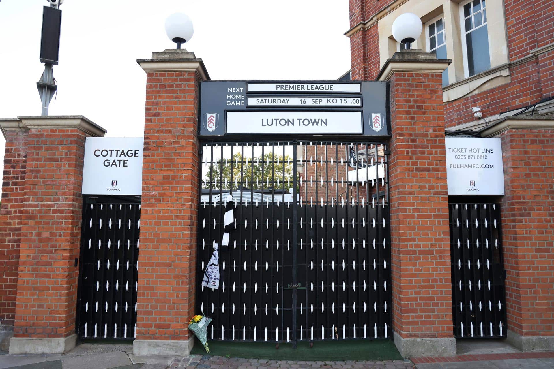 Flores y mensajes en las puertas del campo Craven Cottage del Fulham Football Club como homenaje a Mohamed Al Fayed en Londres, Gran Bretaña, 02 de septiembre 2023. El empresario egipcio Mohamed Al Fayed, uno de los antiguos propietarios del club, falleció el 30 de agosto de 2023. En una foto de archivo. (Egipto, Reino Unido, Londres) EFE/EPA/NEIL HALL