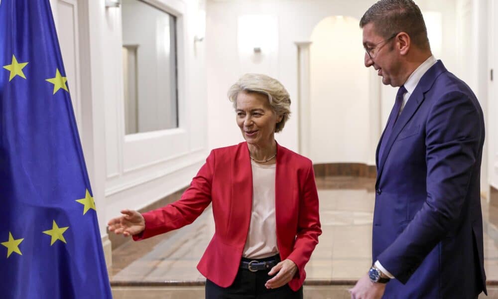 El Primer Ministro de Macedonia del Norte, Hristijan Mickoski (R), da la bienvenida a la Presidenta de la Comisión Europea, Ursula von der Leyen (I), antes de su reunión en Skopje, República de Macedonia del Norte, el 24 de octubre de 2024. El presidente de la Comisión Europea llegó para una visita de un día a Macedonia del Norte. EFE/EPA/GEORGI LICOVSKI