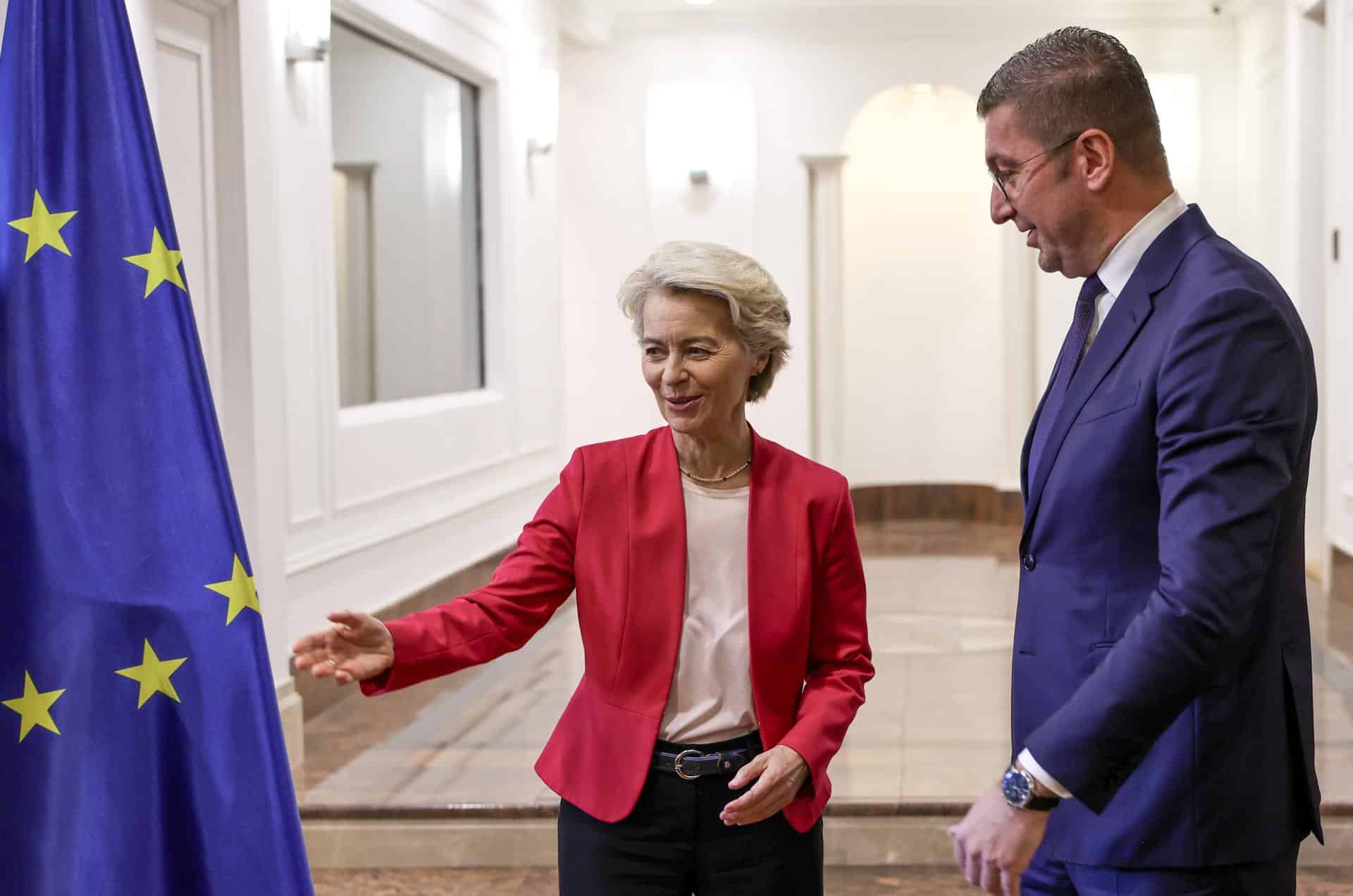 El Primer Ministro de Macedonia del Norte, Hristijan Mickoski (R), da la bienvenida a la Presidenta de la Comisión Europea, Ursula von der Leyen (I), antes de su reunión en Skopje, República de Macedonia del Norte, el 24 de octubre de 2024. El presidente de la Comisión Europea llegó para una visita de un día a Macedonia del Norte. EFE/EPA/GEORGI LICOVSKI