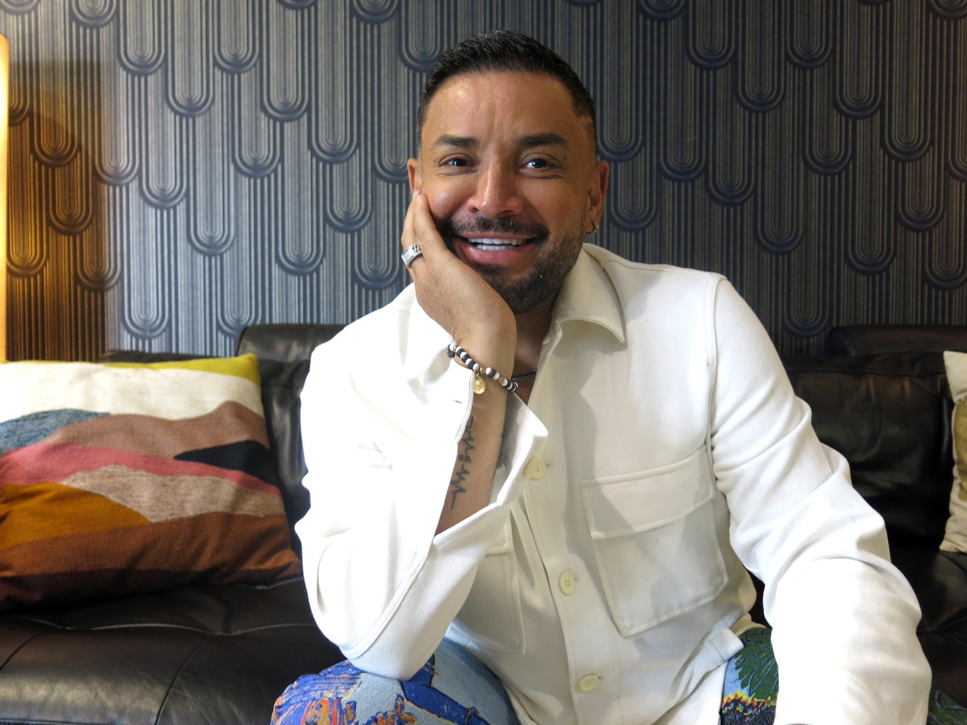 Fotografía del 1 de octubre de 2024 del cantante puertorriqueño Manny Manuel, posando para EFE durante una entrevista, en el Coca-Cola Music Hall de San Juan (Puerto Rico). EFE/ Jorge Muñiz