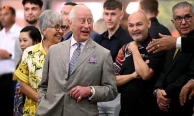 El rey Carlos III visita un centro de cultura aborigen durante su viaje a Australia. 
EFE/EPA/DAN HIMBRECHTS AUSTRALIA AND NEW ZEALAND OUT