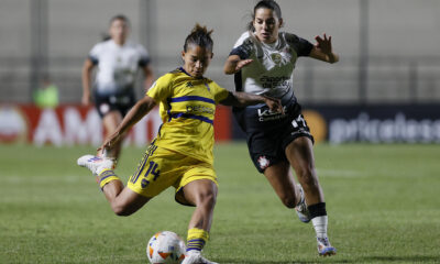 Millene Fernandes, (d) de Corinthians, disputa el balón con Brisa Priori, de Boca Juniors, en la Copa Libertadores Femenina en el estadio Arsenio Erico, en Asunción (Paraguay). EFE/ Juan Pablo Pino