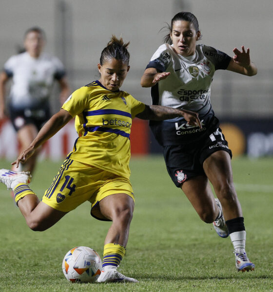 Millene Fernandes, (d) de Corinthians, disputa el balón con Brisa Priori, de Boca Juniors, en la Copa Libertadores Femenina en el estadio Arsenio Erico, en Asunción (Paraguay). EFE/ Juan Pablo Pino