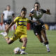 Millene Fernandes, (d) de Corinthians, disputa el balón con Brisa Priori, de Boca Juniors, en la Copa Libertadores Femenina en el estadio Arsenio Erico, en Asunción (Paraguay). EFE/ Juan Pablo Pino