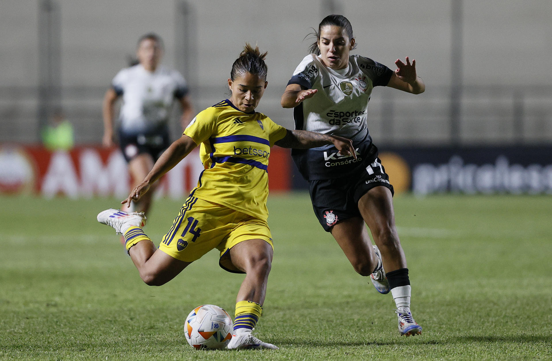 Millene Fernandes, (d) de Corinthians, disputa el balón con Brisa Priori, de Boca Juniors, en la Copa Libertadores Femenina en el estadio Arsenio Erico, en Asunción (Paraguay). EFE/ Juan Pablo Pino