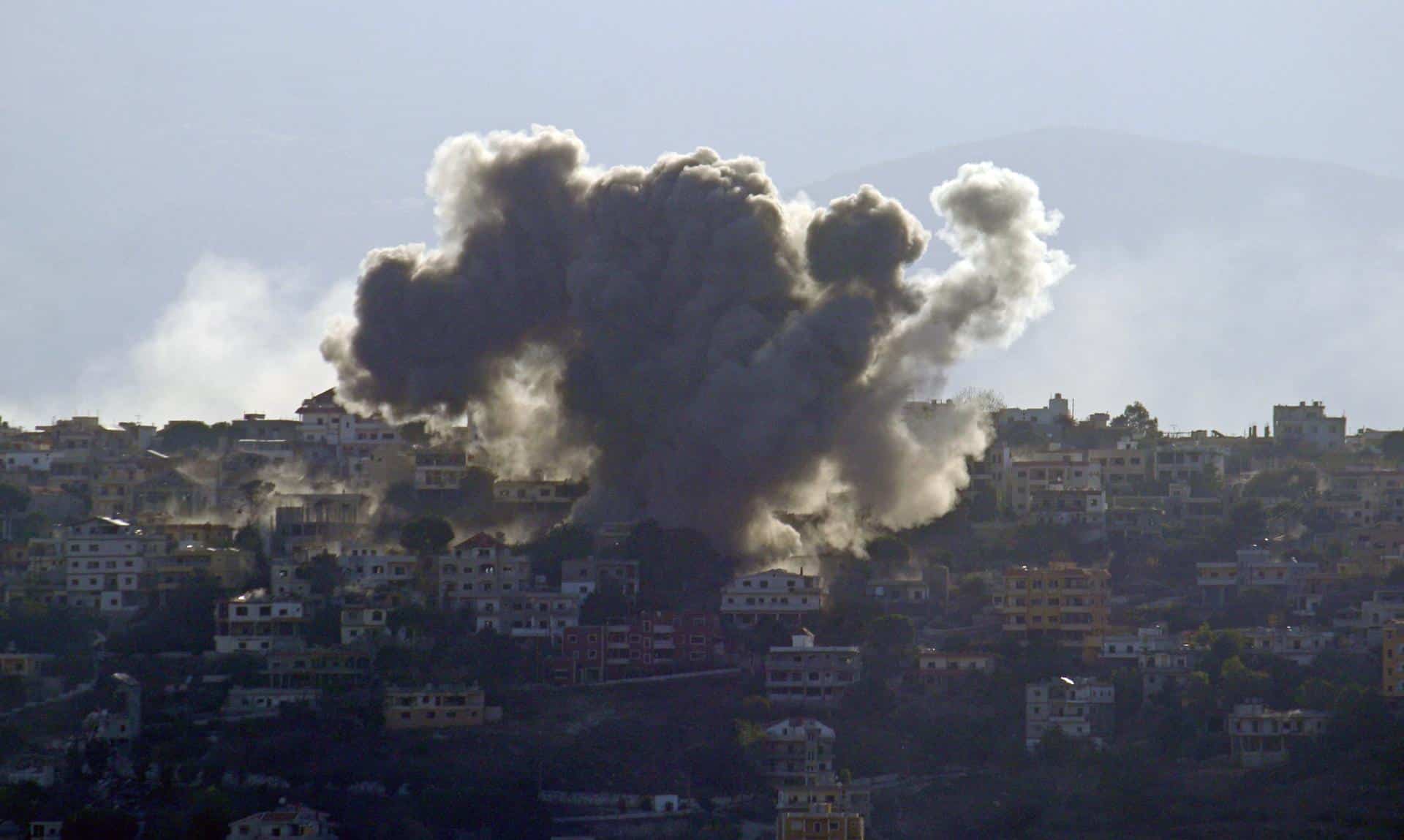 Fotografía de archivo del 9 de octubre de 2024 en donde el humo se eleva tras los ataques aéreos de las fuerzas israelíes en Khiam, cerca de la frontera entre Líbano e Israel, tomada desde Maarjaayoun, Líbano. EFE/EPA/STR