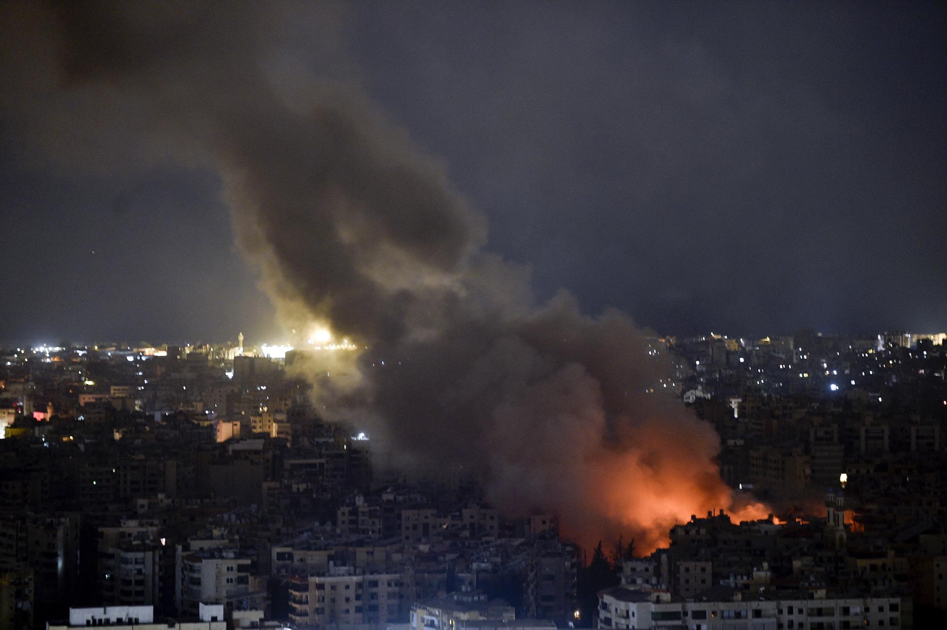 Ataque aéreo israelí en los suburbios de Beirut el 7 de octubre de 2024. EFE/EPA/WAEL HAMZEH