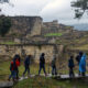 Fotografía dearchivo que muestra a una familia de turistas paseando en mitad de la lluvia frente al templo mayor de la ciudad fortificada de Kuélap, el mayor exponente arquitectónico de la civilización prehispánica Chachapoyas, en la región peruana de Amazonas. EFE/Fernando Gimeno