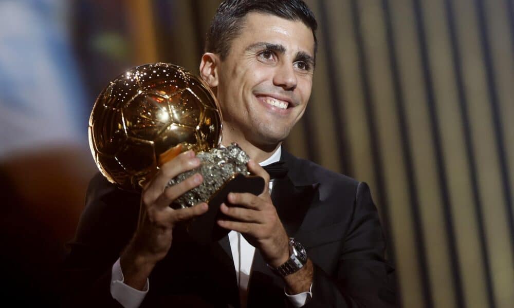 El centrocampista del Manchester City y de la selección española Rodri gana el Balón de Oro Masculino 2024 en la ceremonia del Balón de Oro 2024 en el Teatro du Chatelet en París, Francia, el 28 de octubre de 2024.EFE/EPA/MOHAMMED BADRA