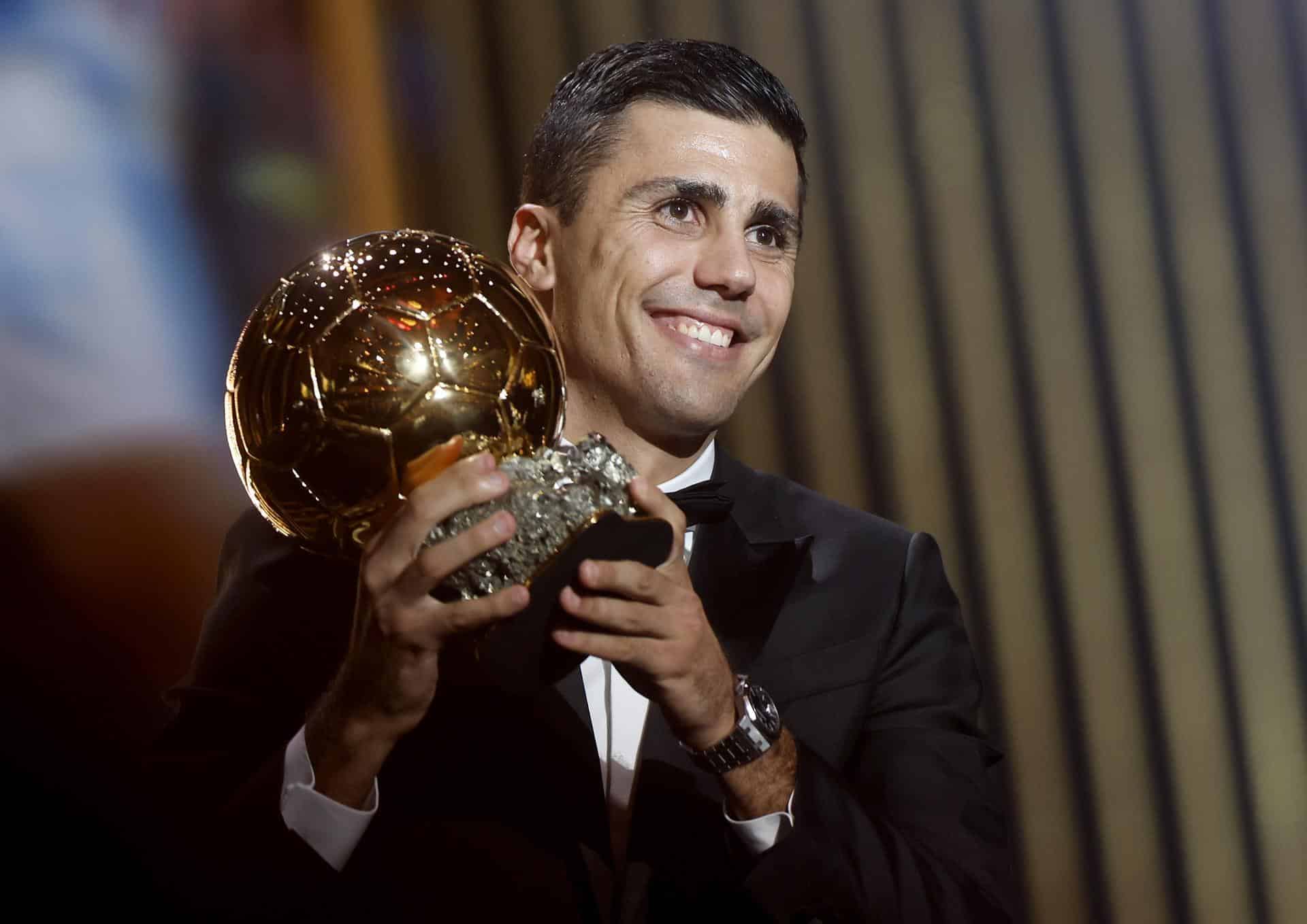 El centrocampista del Manchester City y de la selección española Rodri gana el Balón de Oro Masculino 2024 en la ceremonia del Balón de Oro 2024 en el Teatro du Chatelet en París, Francia, el 28 de octubre de 2024.EFE/EPA/MOHAMMED BADRA